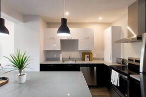 Brand New 3 Bedroom With Rooftop Patio