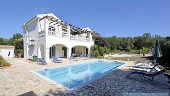 Spacious 5 Bed Villa With Pool in Kefalonia