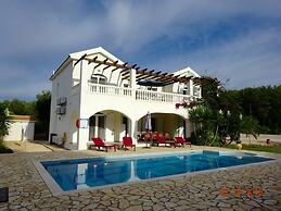 Spacious 5 Bed Villa With Pool in Kefalonia