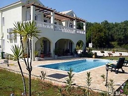 Spacious 5 Bed Villa With Pool in Kefalonia