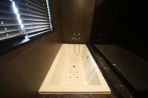 Brown Dot Hotel Beomil