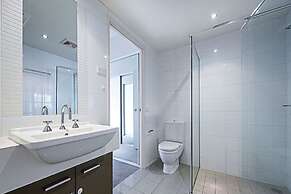 Spacious 1-Bedroom Apartment With Parking