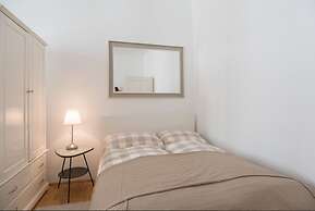 Green and Quiet Apartment near Center