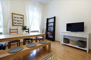 Green and Quiet Apartment near Center