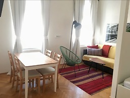 Green and Quiet Apartment near Center