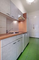 Green and Quiet Apartment near Center