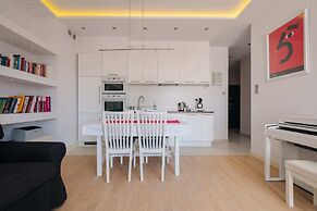 Modern Apartment Across the Ponds