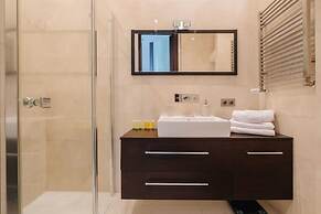 Modern Apartment Across the Ponds