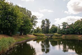 Modern Apartment Across the Ponds