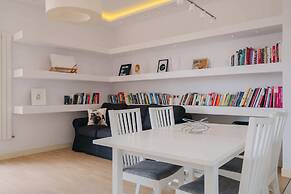 Modern Apartment Across the Ponds