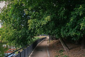 Modern Apartment Across the Ponds