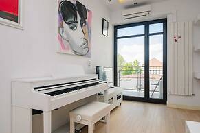 Modern Apartment Across the Ponds