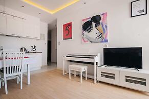 Modern Apartment Across the Ponds