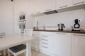 Modern Apartment Across the Ponds