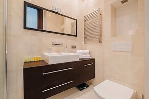 Modern Apartment Across the Ponds