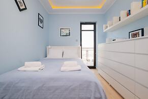 Modern Apartment Across the Ponds