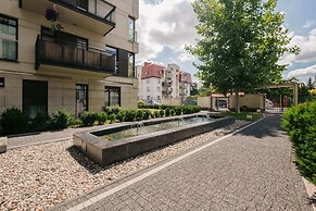 Modern Apartment Across the Ponds