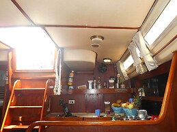 Moody 41 by Veleros Colombia