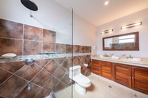 Magnificent and Spacious Poolside 3BR Condo