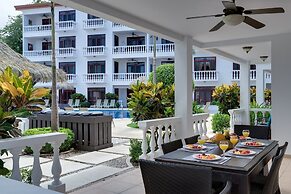 Magnificent and Spacious Poolside 3BR Condo