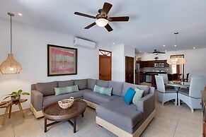 Magnificent and Spacious Poolside 3BR Condo