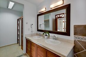 Magnificent and Spacious Poolside 3BR Condo