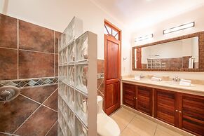 2br/2ba Unit in Exclusive Community