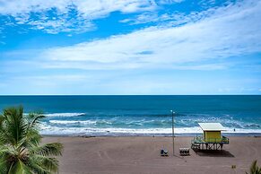 Newly Remodeled Ground Floor Sea Side Apartment