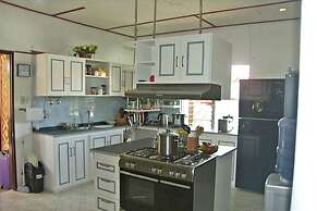 Hotel Sisters Inn  Moalboal