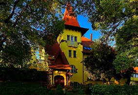 Fried Castle Hotel and Restaurant