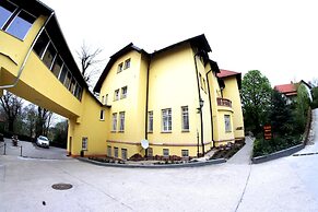 Fried Castle Hotel and Restaurant