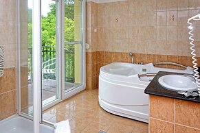 Fried Castle Hotel and Restaurant