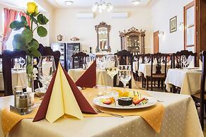 Fried Castle Hotel and Restaurant