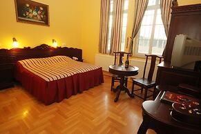 Fried Castle Hotel and Restaurant