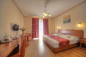 Fried Castle Hotel and Restaurant