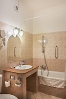 Fried Castle Hotel and Restaurant