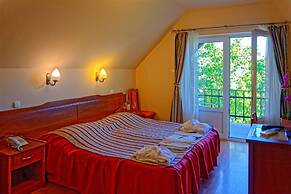 Fried Castle Hotel and Restaurant