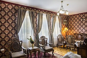 Fried Castle Hotel and Restaurant