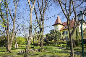 Fried Castle Hotel and Restaurant