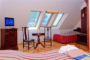 Fried Castle Hotel and Restaurant