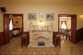 Fried Castle Hotel and Restaurant