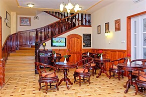 Fried Castle Hotel and Restaurant