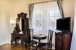 Fried Castle Hotel and Restaurant