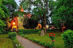 Fried Castle Hotel and Restaurant