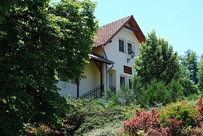 Fried Castle Hotel and Restaurant