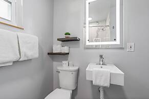 Glass House Inn Erie Near I-90 & I-79