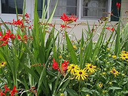 Glass House Inn Erie Near I-90 & I-79