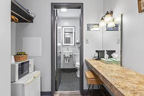 Glass House Inn Erie Near I-90 & I-79