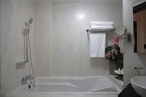 Oak Plaza Hotels - East Airport