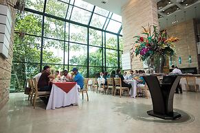 Summit Rainforest & Golf Resort